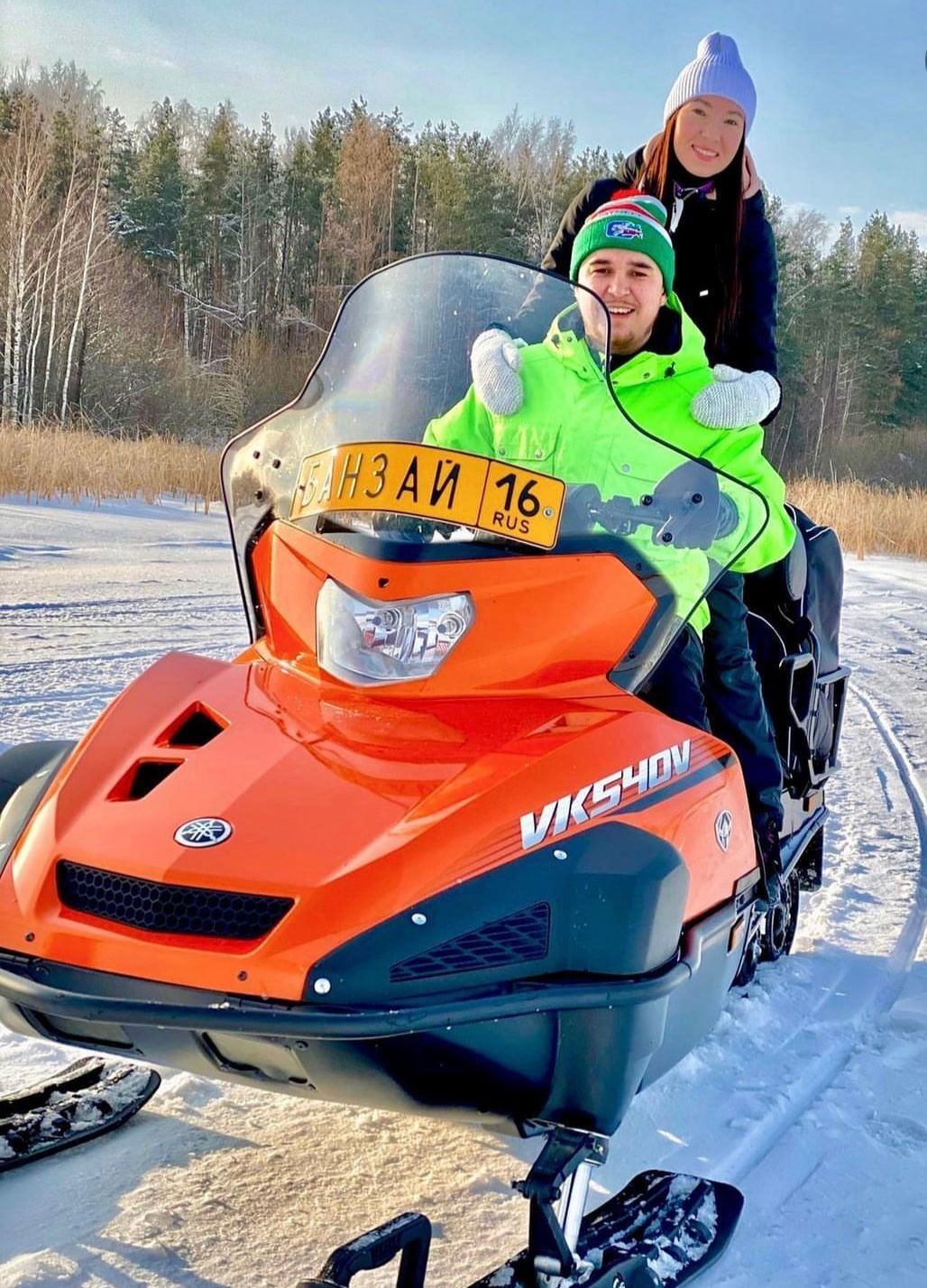 Пара на снегоходе Yamaha Viking в экипировке клуба