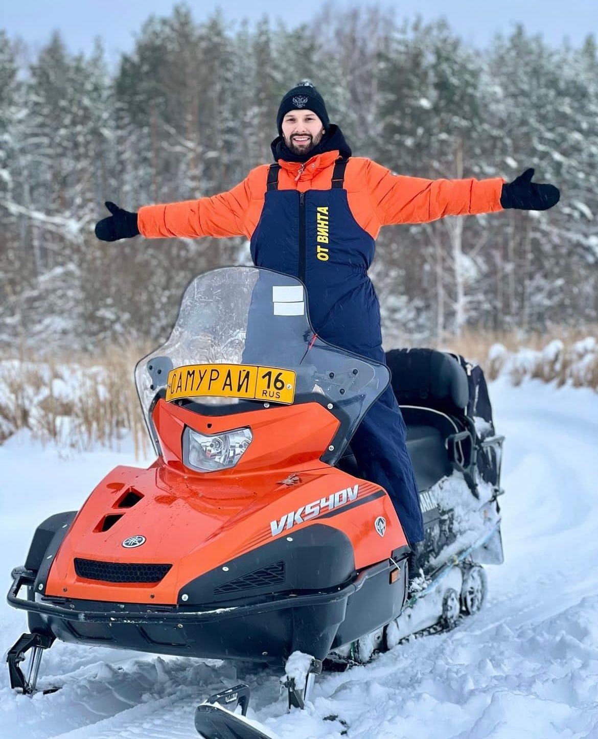 Гость клуба на оранжевом снегоходе Yamaha Viking в лесу